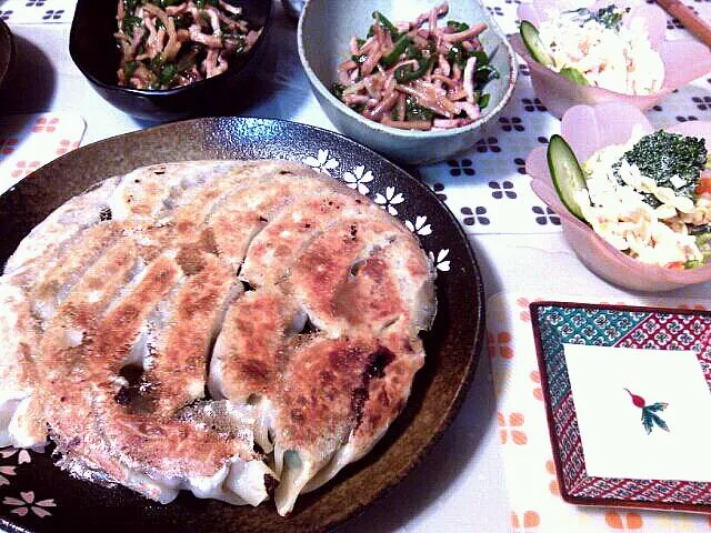 子どもと手作り餃子 青椒肉絲 サラダ|こはここさん