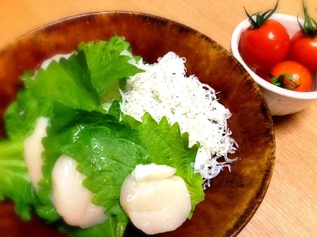 帆立、しらす丼。とトマト。|まゆみ。さん