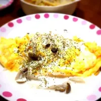 Snapdishの料理写真:クリームソースのオムライス♪♪|彩さん