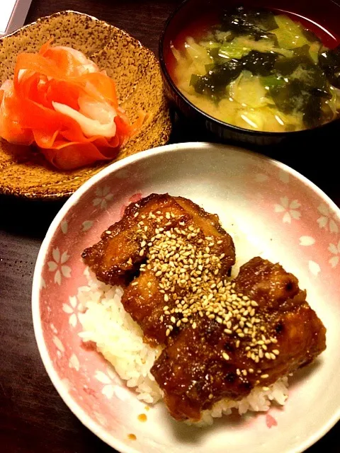 さわらの蒲焼き丼、人参と大根のピラピラなます、キャベツとワカメの味噌汁|IGGYさん