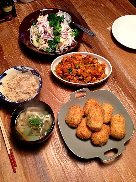 Snapdishの料理写真:じゃがいもとヒヨコ豆のコロッケ、ひよこ豆のトマト煮、ひよこ豆の茹で汁でスープ、赤玉ねぎたっぷりのポテサラ|saricoroさん