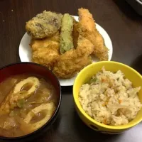 色々フライと炊き込み御飯にちくわのみそ汁|kaaoさん