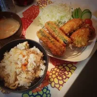 炊き込み御飯、ほうれん草とチーズの挟み揚げ、ササミの梅しそ揚げ、サラダ、味噌汁|あやかさん