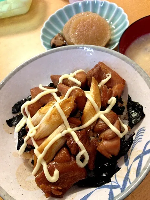 Snapdishの料理写真:今日の晩ご飯 照焼チキン丼|makotoさん