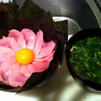 Snapdishの料理写真:真夜中の晩餐  太陽の鉄火丼  with 春菊たっぷりミソスープ|PREMIUM 茶太郎さん