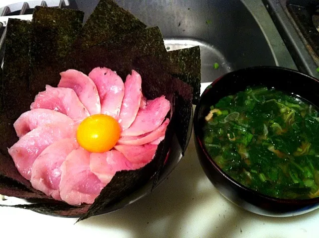 真夜中の晩餐  太陽の鉄火丼  with 春菊たっぷりミソスープ|PREMIUM 茶太郎さん