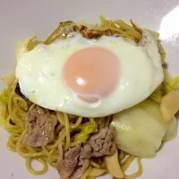 Snapdishの料理写真:八角醤油やきそば目玉焼きのせ|オカダユウさん