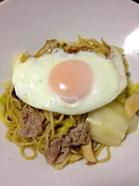 八角醤油やきそば目玉焼きのせ|オカダユウさん