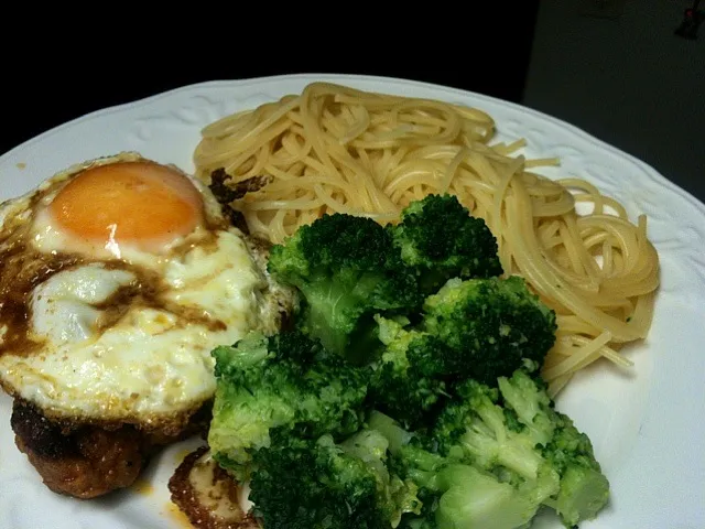 Steak with fried egg, spaghetti and broccoli|Isiさん