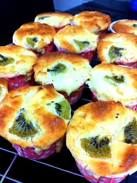 Apple Yoghurt Muffins with Kiwi Topping|shirlynさん