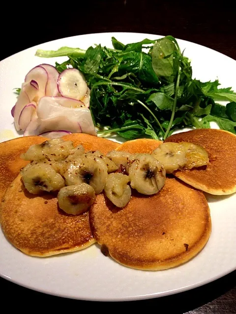 Snapdishの料理写真:今日の朝食は、パンケーキのバナナバターかけ。ホントは誰かに作ってもらいたいなー>_<|rina matsunagaさん