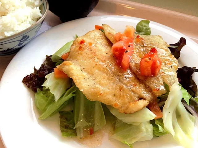 今日の社食はカレイの胡椒焼き？サラダ仕立て440円。|ルーア・ブランカさん