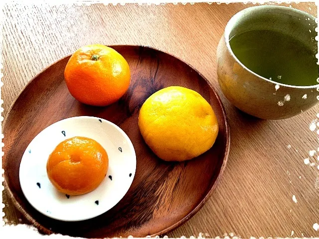 かぼちゃ饅頭。花柚の甘露煮。みかん。かぼちゃ饅頭はど〜れだ😆✨幸せお茶タイム。|まゆみ。さん