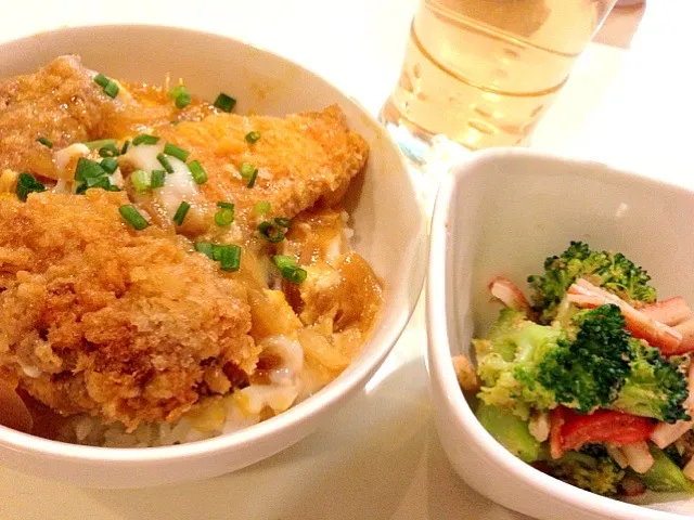 Snapdishの料理写真:鮭フライの玉子とじ丼 & ブロッコリーの胡麻和え|えりちんさん