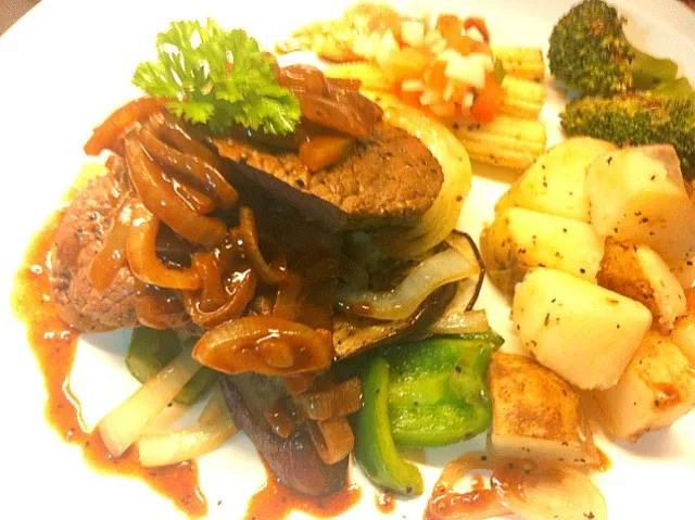 Snapdishの料理写真:Beef steak with rustic vegetables and chipotle dressing|Jorge Bernal Márquezさん