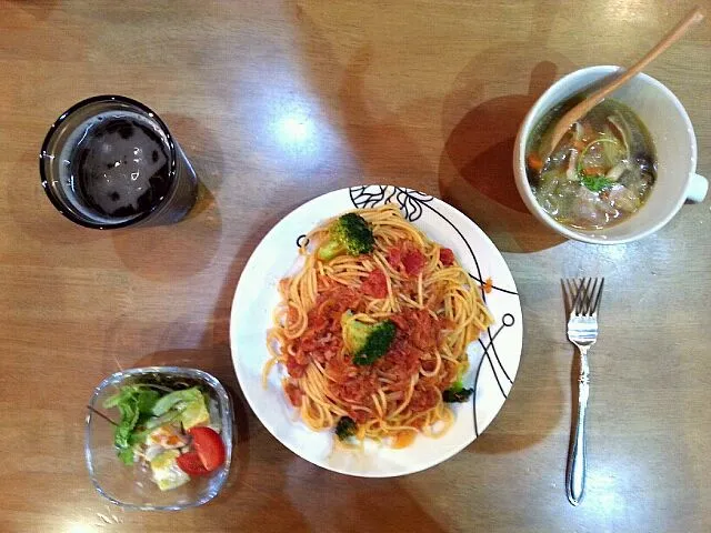 Snapdishの料理写真:ツナと野菜のトマトソーススパゲッティ、カボチャとサツマイモのヨーグルトサラダ、野菜とキノコたっぷりコンソメスープ|わかさん