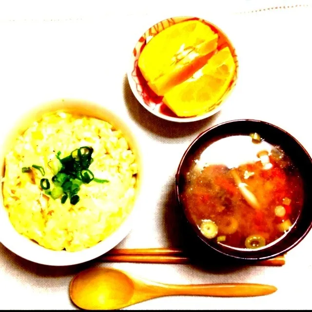 Snapdishの料理写真:豆腐入り和風天津飯、キノコのみそ汁、オレンジ|ユウコさん