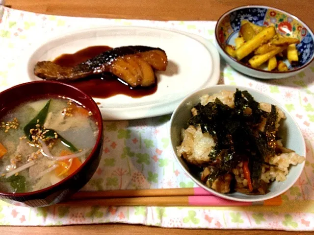 鳥ごぼうご飯 鱈の煮付け さつまいも蜂蜜バター 豚汁|美和さん