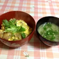 Snapdishの料理写真:ふわとろ親子丼とお味噌汁|東川千夏さん