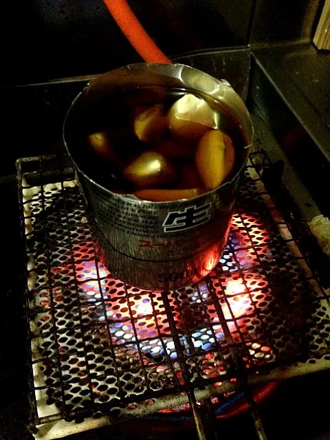 Snapdishの料理写真:今夜のおつまみ。ニンニクをごま油で揚げる。ビールの缶でやるのがポイントね。|宮原礼智さん