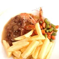 S/S - Steak and shrimp the cruisers favorites, Served w/ fries and vegetables. :)|jeanne reniedoさん