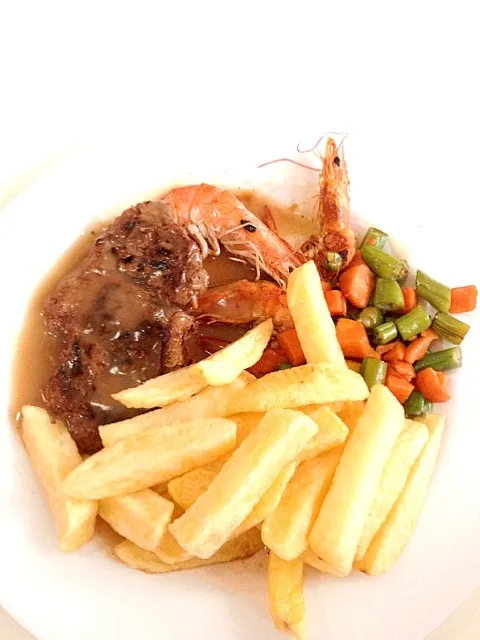 S/S - Steak and shrimp the cruisers favorites, Served w/ fries and vegetables. :)|jeanne reniedoさん