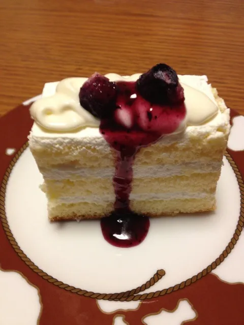 ショートケーキの上に、チーズクリームを乗せて、ブルーベリーをかけてみたよ(^ ^)|かまさん