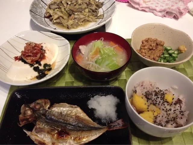 Snapdishの料理写真:今夜は安納芋ご飯、焼き魚、キムチ奴、豚汁、オクラ納豆、キノコの卵とじ|gintanさん