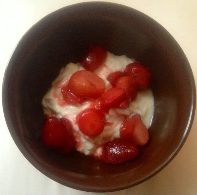 Chobani Vanilla Non-fat Greek Yogurt with Strawberries|Alena Eydlishさん