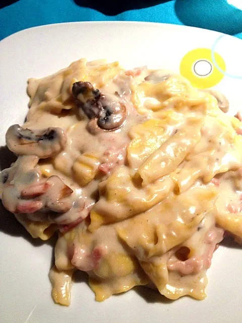 Pasta fresca rellena de boletus con salsa bechamel , champiñón y bacon.|Leticia Michelenaさん