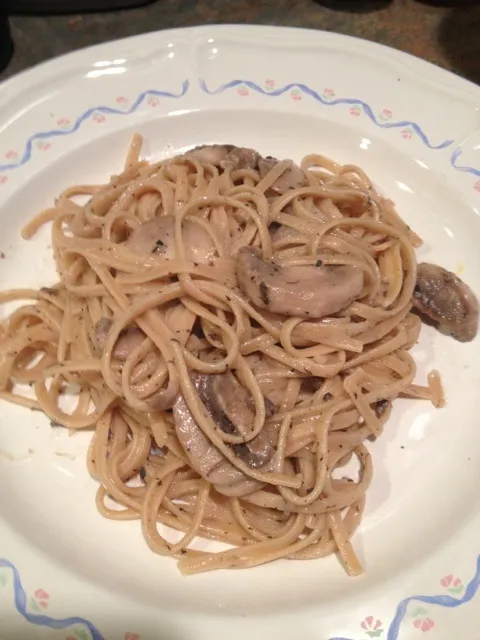 Snapdishの料理写真:Whole Wheat Pasta with Mushroom Alfredo Sauce|http://melissasmenu.wordpress.com/さん