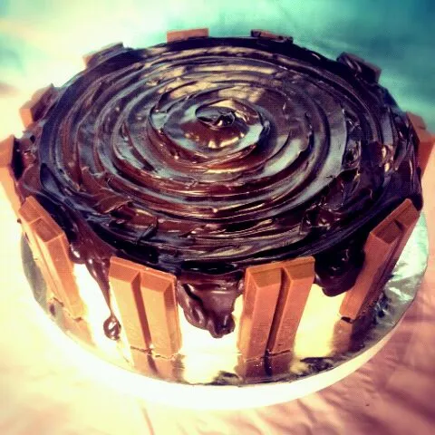 (Recipe)Belated birthday chocolate cake with kitkat at the edges!:)|graceさん