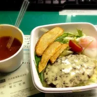 Snapdishの料理写真:デスク飯 ロコモコ丼とミネストローネ|堀江史朗さん