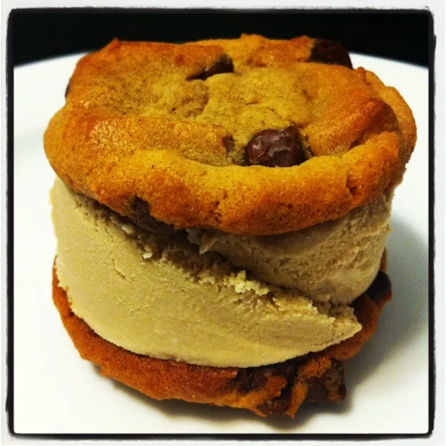 Chocolate chip/coffee ice cream sandwich|trina phamさん