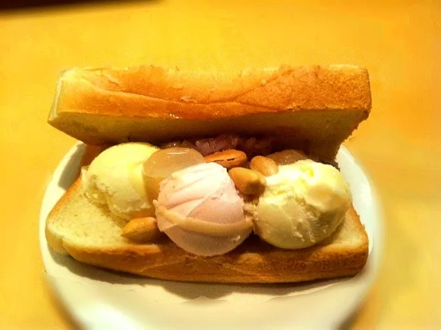 ขนมปังไอติม Sticky rice and ice cream with bread|krittさん