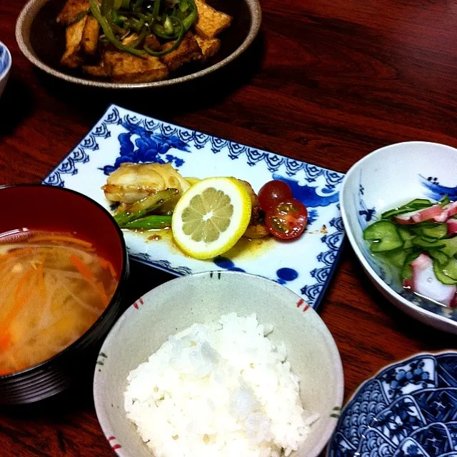 鱈のバター焼き、厚揚げ炒め、きゅうりと蛸の酢の物、根菜味噌汁|ナミカワさん