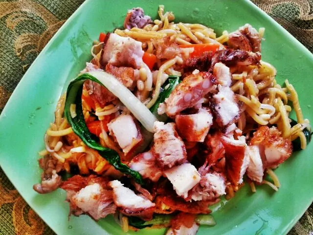 pancit canton with lechon kawali|Janine Sorro Turbanada-Delos santosさん