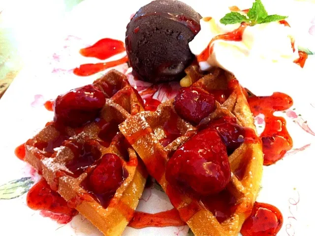 Strawberry waffle  with double cho icecream|Issara. 🍴さん