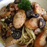 Snapdishの料理写真:Spaghetti pesto with sausage|Thanjiraさん