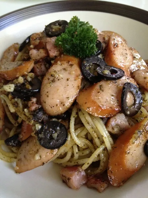 Spaghetti pesto with sausage|Thanjiraさん