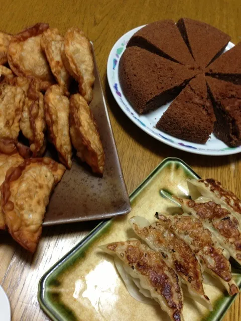 手づくり餃子と炊飯器ココアケーキ|未来の海賊王さん