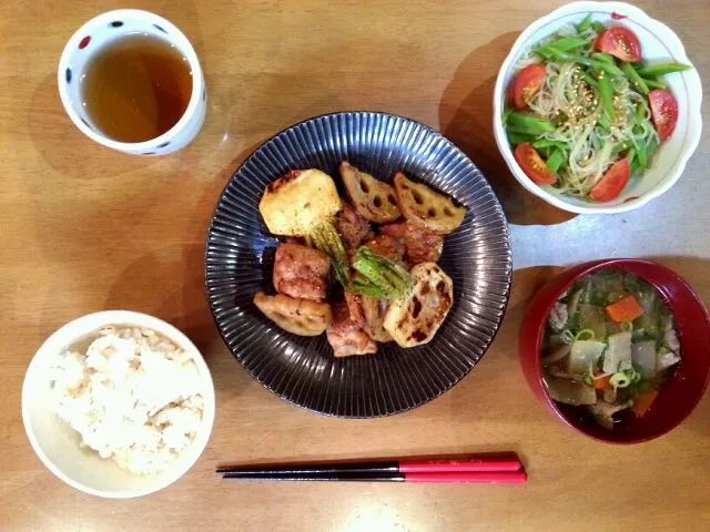 鶏肉と根菜の照り焼き、ジャンボインゲンの春雨サラダ、豚汁、麦ご飯。|わかさん