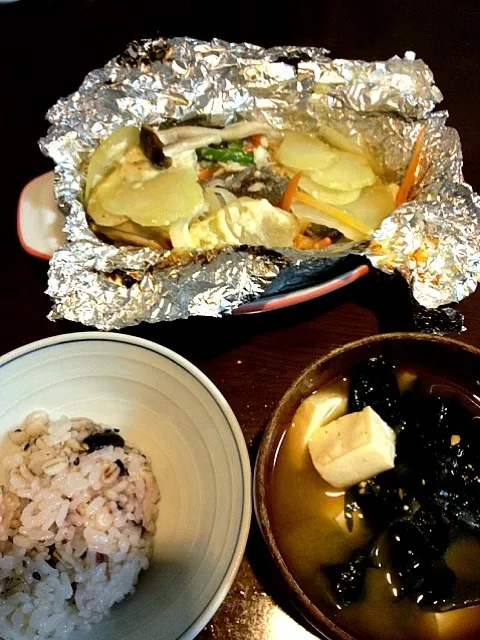 Snapdishの料理写真:秋鮭のホイル焼き  豆腐とワカメの味噌汁|やなさんさん