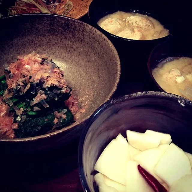 ちぢみほうれん草のお浸し 鶏団子のお味噌汁  かぶの浅漬け|あむちゃさん