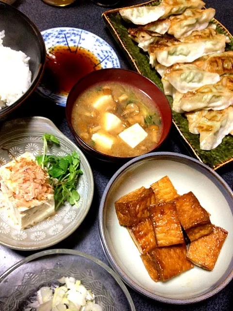 Snapdishの料理写真:#夕飯 冷奴、厚揚げ、豆腐となめこ味噌汁、白米、餃子。餃子なんて12個入り58円✖2パックなんだぜ！|ms903さん