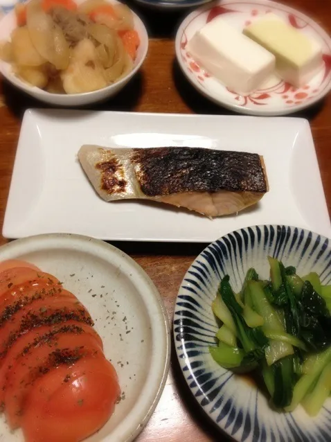 Snapdishの料理写真:鮭塩麹漬け焼き、青梗菜辛子あえ、トマトサラダ、冷や奴、肉じゃが|raku_darさん