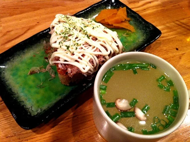 ข้าวปั้นมายองเนส และ ซุปไก่ 焼きおにぎり削りマヨと鶏スープ@焼き鳥屋さん|akiさん