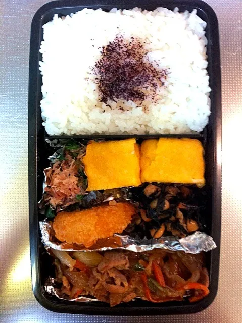 Snapdishの料理写真:１２／６のお弁当 豚肉の野菜炒め、ほうれん草のお浸し、ホタテのフライ、出し巻き、ひじき|由紀子さん