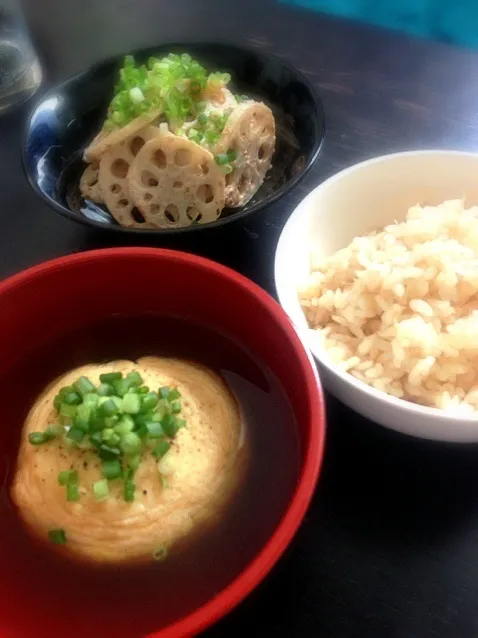 ホタテの炊き込みごはん、豆腐の卵寄せ汁、レンコンの小鉢|にゃふ。さん