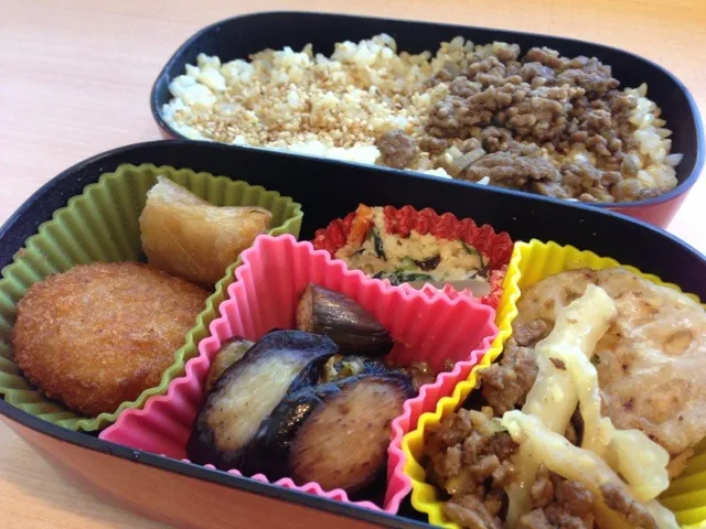 レンコンのはさみ焼き、白菜とひき肉炒め、ナス味噌炒めのお弁当。玄米ごはんにはゴマと肉そぼろかけてます。|うみちづさん